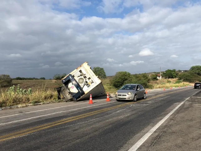 Motorista de carreta fica ferido após veículo capotar em rodovia na Grande Natal