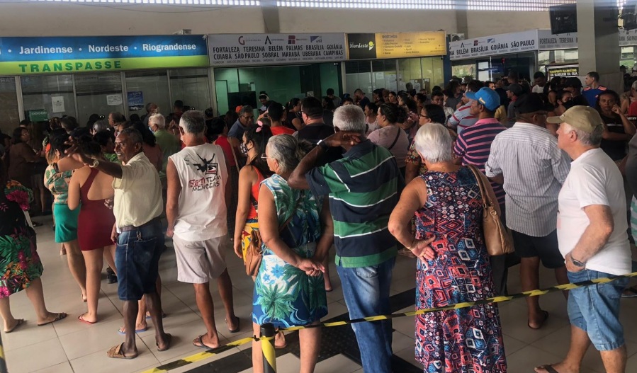 Eleitores lotam Rodoviária de Natal para retirar bilhete gratuito