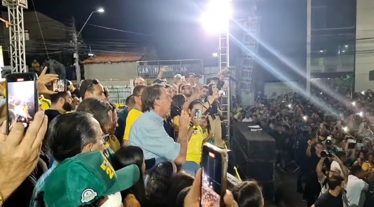 Bolsonaro promete fazer obras nas cidades em que for mais votado
