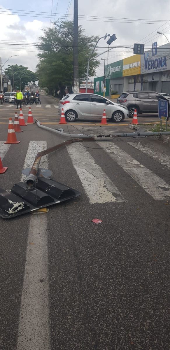 Semáforo é derrubado e furtado em cruzamento de avenidas movimentadas em Natal