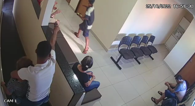 VÍDEO: Mulher tem arma apontada para a cabeça durante arrastão em clínica de Natal