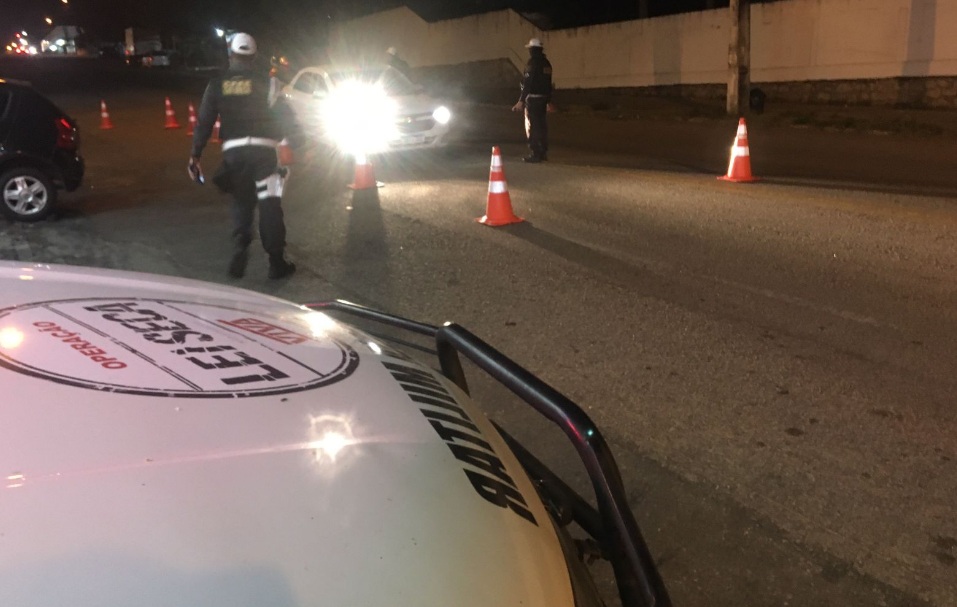 Com crianças no carro, motorista embriagado fura blitz e acaba preso após perseguição em Natal