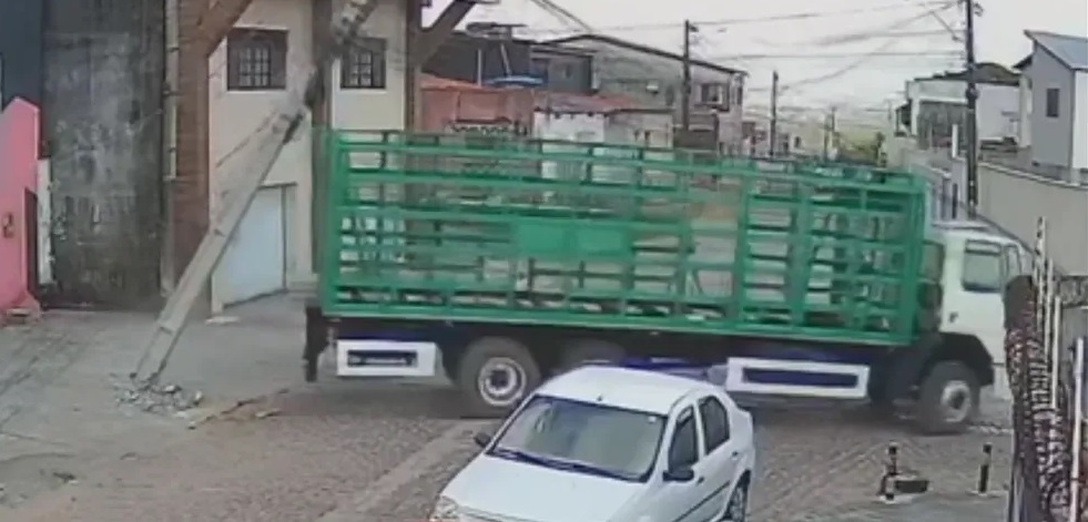 VÍDEO: Caminhão desgovernado derruba poste e atinge muro de padaria em Natal