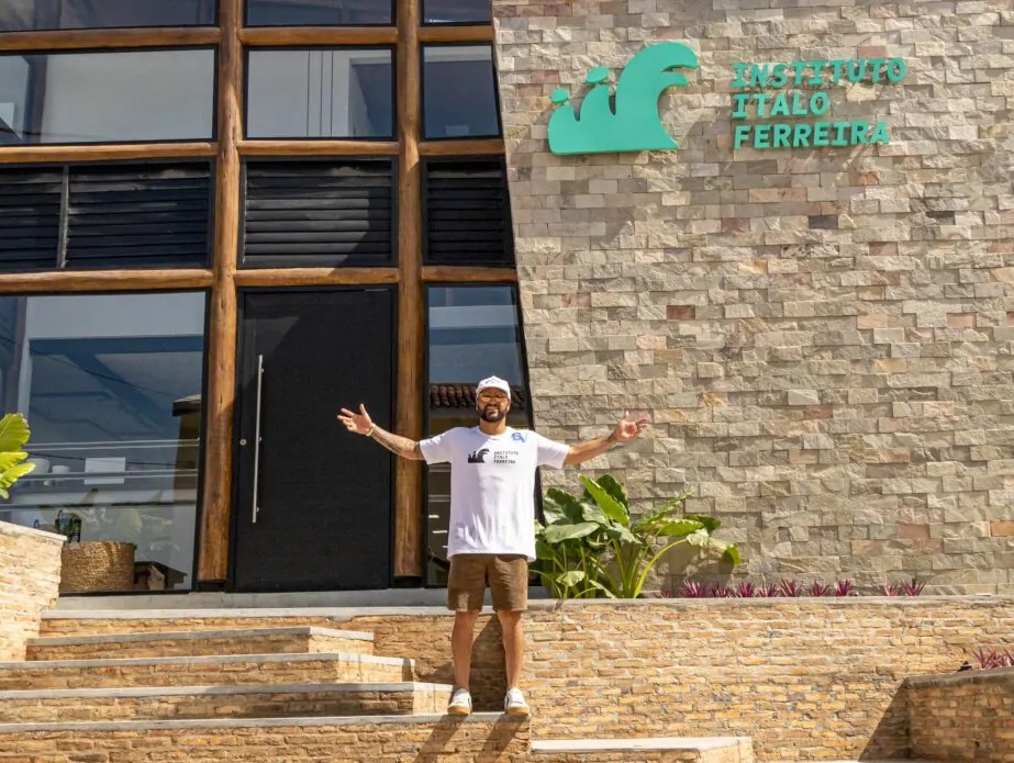 Potiguar Italo Ferreira inaugura Instituto com seu nome em Baía Formosa