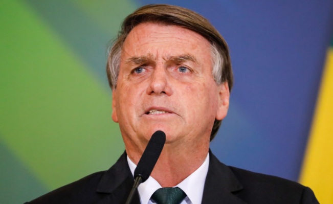 “Meus ex-ministros se elegeram, os de Lula foram presos”, diz Bolsonaro