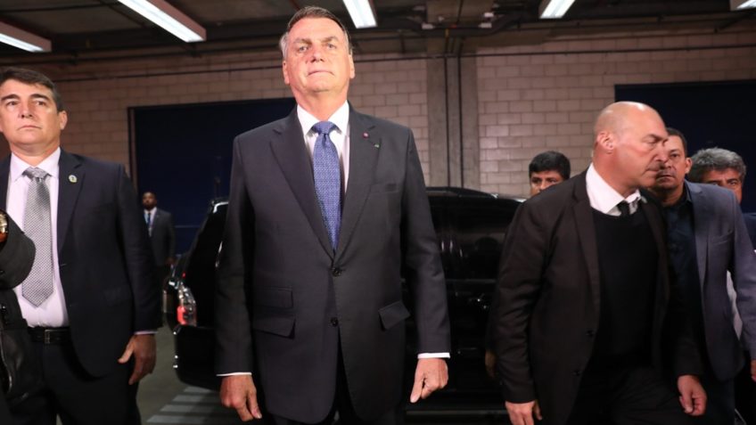 Salário mínimo em 2023 será de R$ 1.400, diz Bolsonaro