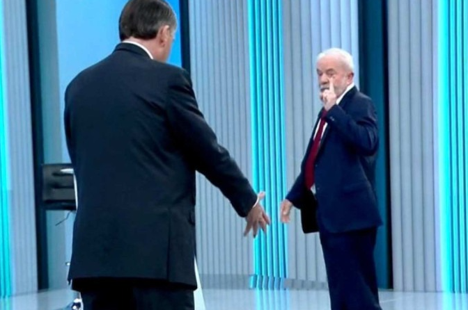 VÍDEO: Bolsonaro diz: ‘Fica aqui, rapaz’; Lula: ‘Não quero ficar perto de você’