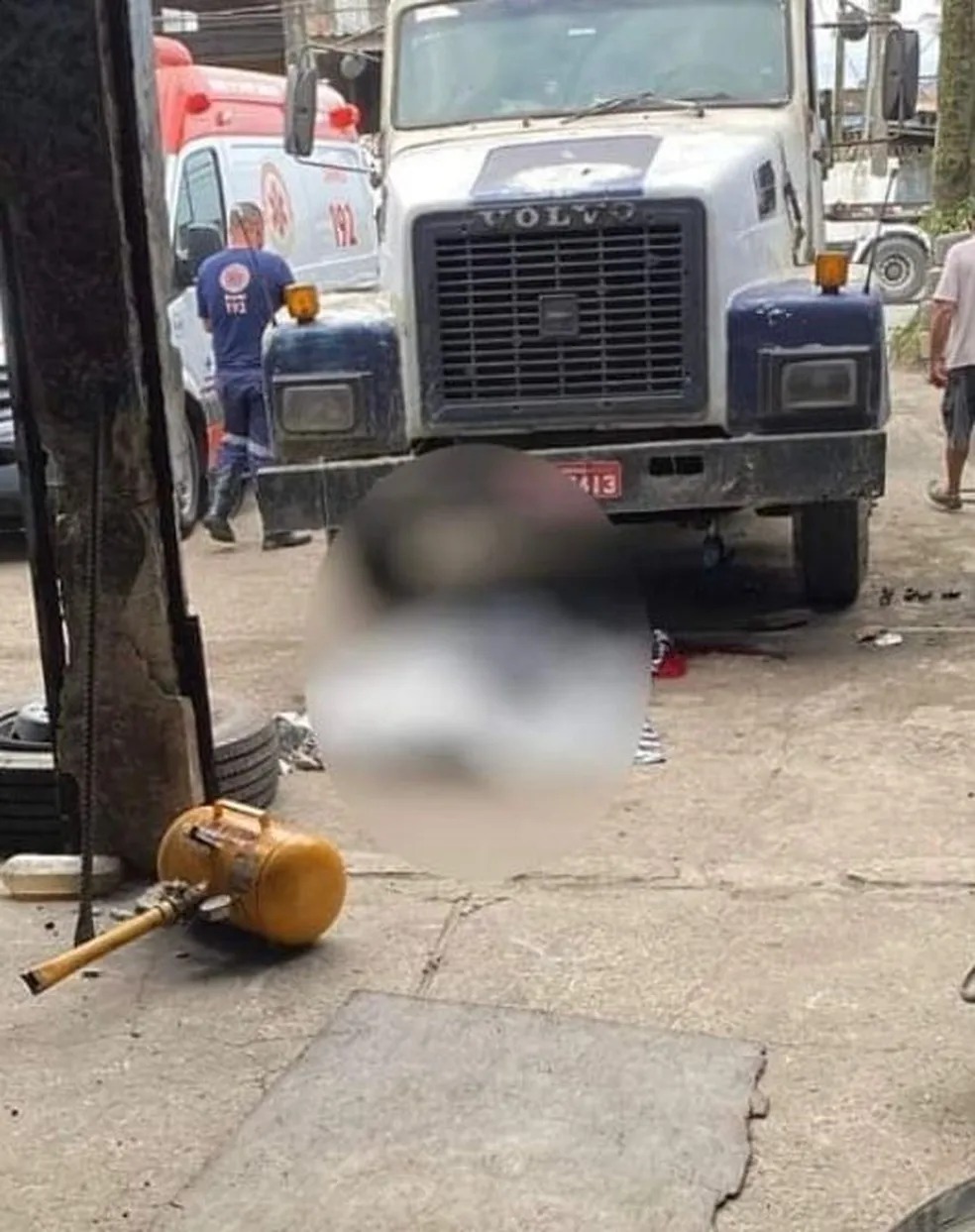 Homem morre após pneu de caminhão explodir em borracharia
