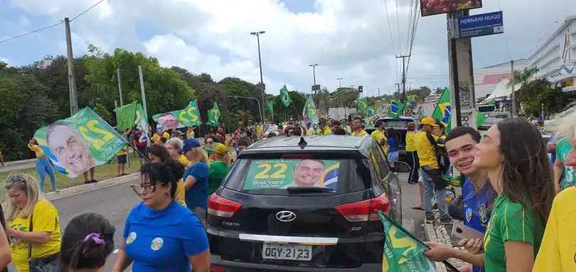 Apoiadores de Bolsonaro fazem carreata na manhã deste sábado em Natal