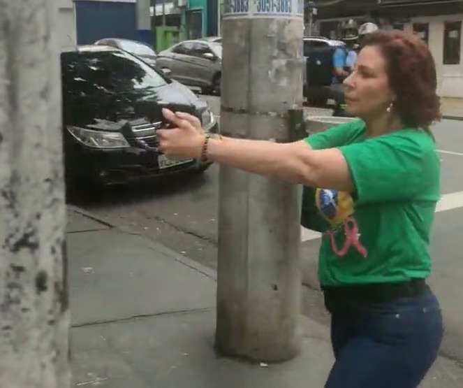 VÍDEO: Carla Zambelli saca arma na rua em SP