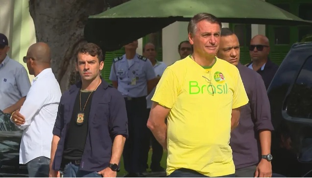 Bolsonaro vota no Rio: “Brasil será vitorioso”