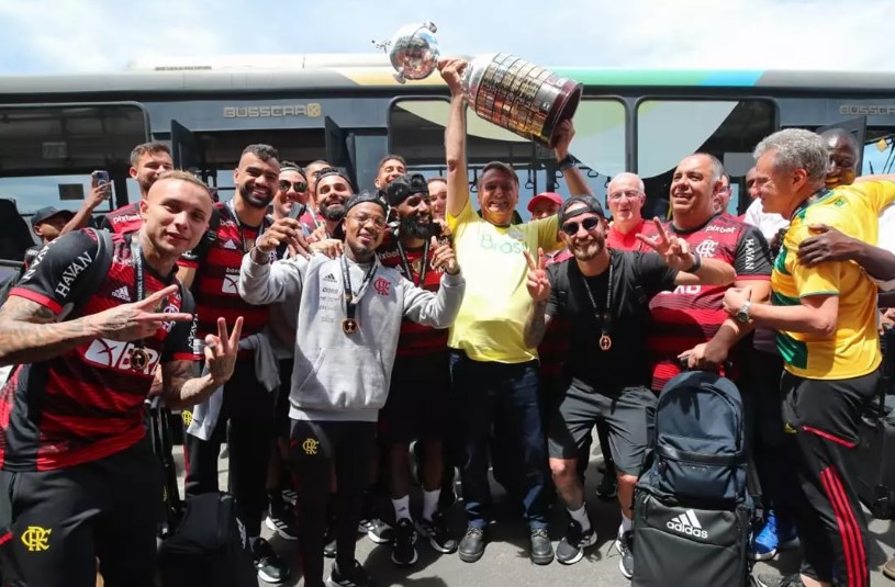 VÍDEO: Bolsonaro ergue a taça da Libertadores e posa ao lado de jogadores do Flamengo