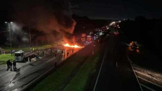 Caminhoneiros fecham rodovias pelo país e pedem por intervenção militar