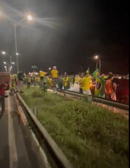 VÍDEO: Manifestantes interditam BR-101 na Grande Natal