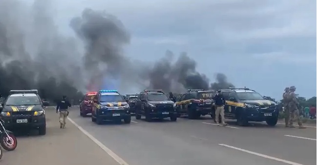 PRF diz que trabalha para liberar todas as rodovias nesta terça