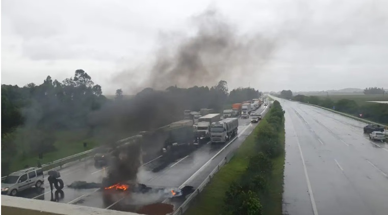 Caminhoneiros bloqueiam 271 trechos de rodovias federais