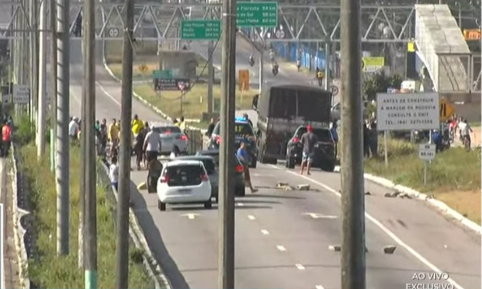 Confusão na BR-101: Manifestantes jogam pneus e PRFs usam spray de pimenta para liberar via