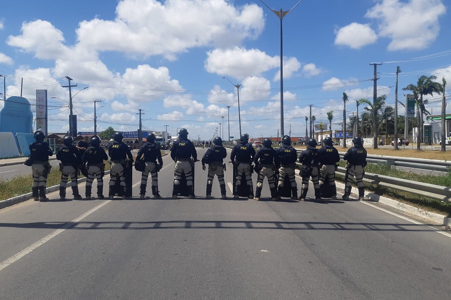 VÍDEO: PRF usa bomba e spray de pimenta para liberar BR-101 em Parnamirim