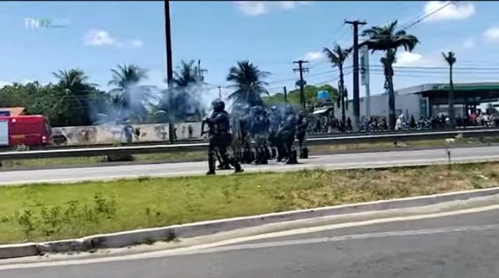 Tropa de choque da PRF dispersa manifestantes e libera BR-101 em Parnamirim