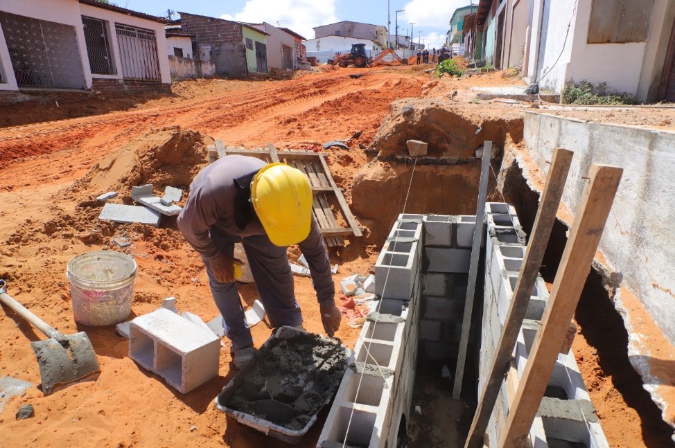 Obra na rua Mirassol tem drenagem concluída e avança na terraplenagem