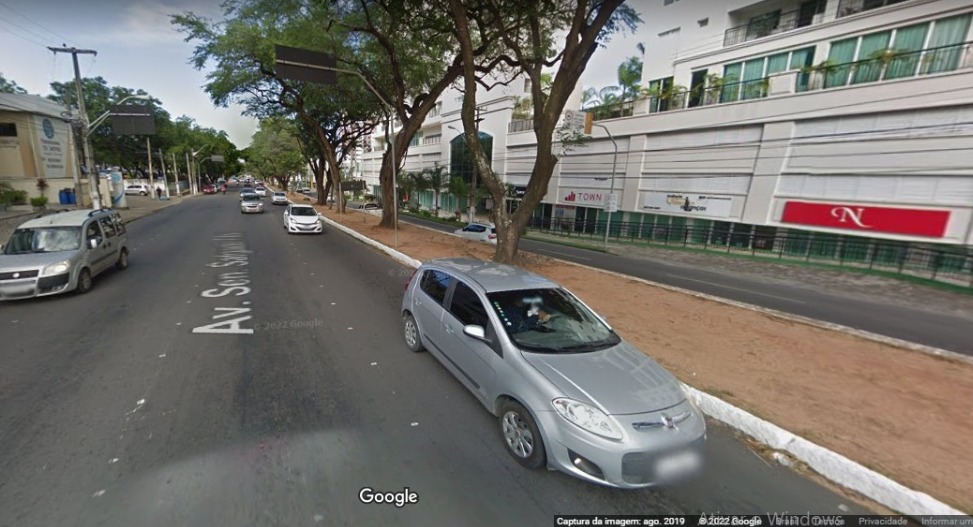 Poste ameaça cair e STTU bloqueia trânsito de importante avenida em Natal nesta quarta (02)