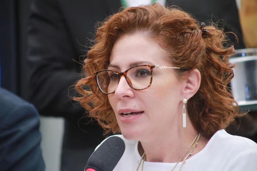 Carla Zambelli cria novos perfis após suspensão nas redes sociais
