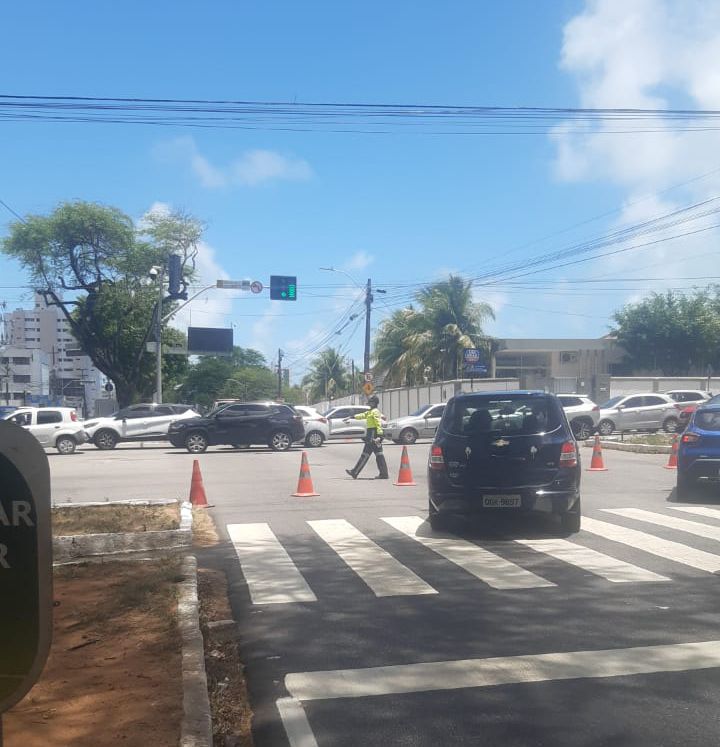 Manifestantes retomam protestos em frente ao Batalhão do Exército; trânsito é desviado