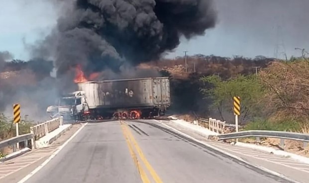 [VIDEO] Caminhões pegam fogo após batida e interditam rodovia do RN