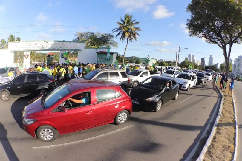 VÍDEO: Número de manifestantes volta crescer em frente ao quartel do Exército, em Natal