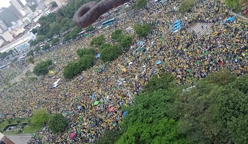 Multidão protesta em frente a quartéis e pede intervenção federal