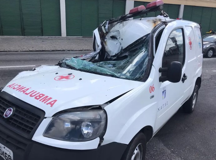 Ambulância atinge traseira de caminhão-baú e provoca engavetamento em Natal