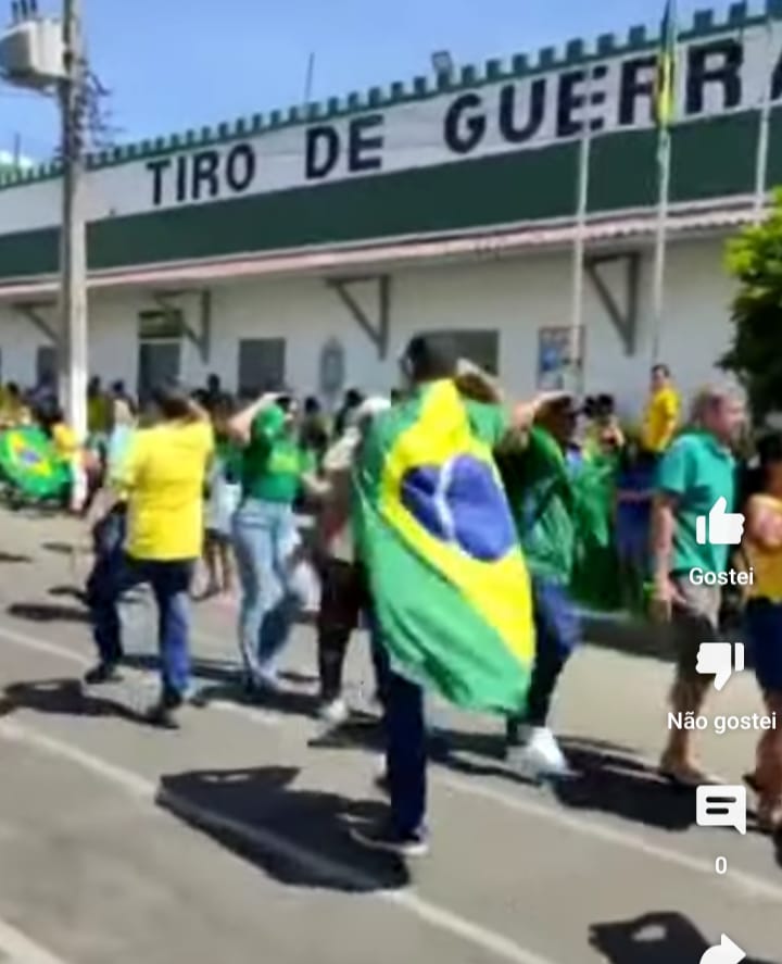 VÍDEO: Manifestantes também protestam em frente a unidade do Exército em Mossoró