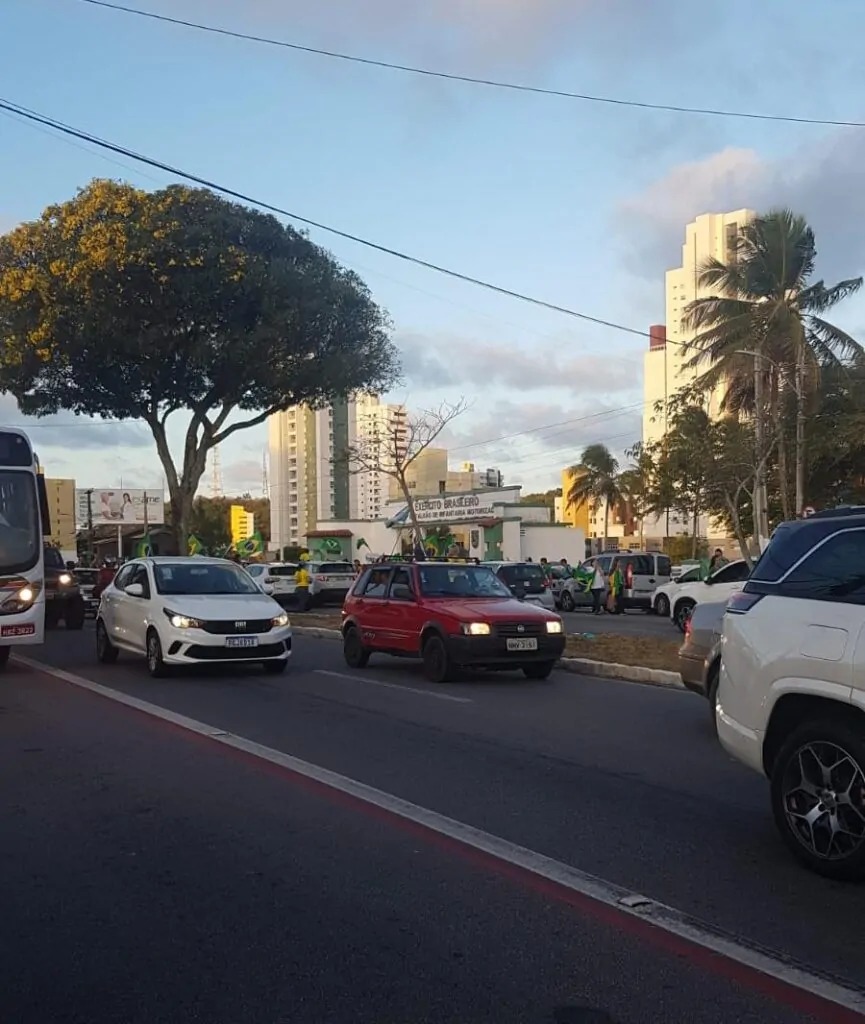 VÍDEOS: Apoiadores de Bolsonaro seguem em frente ao Batalhão do Exército em Natal