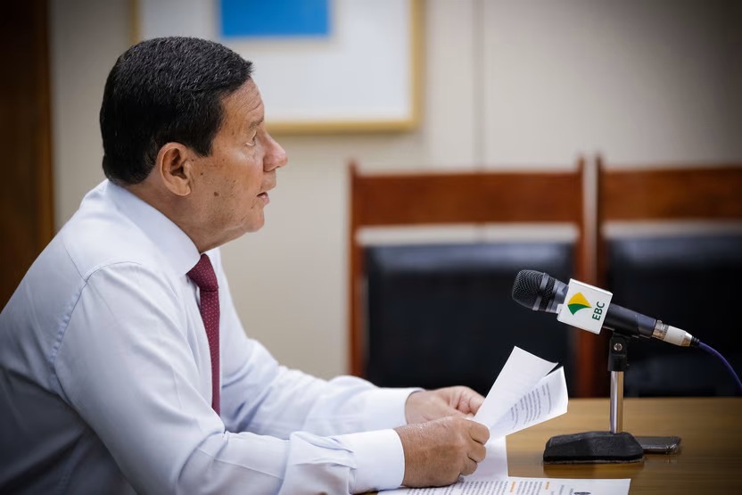 Mourão se diz preocupado: "96 milhões não votaram em Lula"