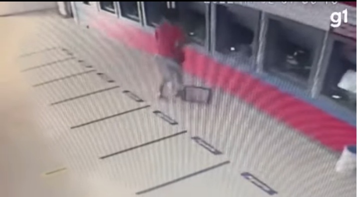 VÍDEO: Mulher destrói a pedradas 15 caixas eletrônicos de banco após não conseguir sacar dinheiro