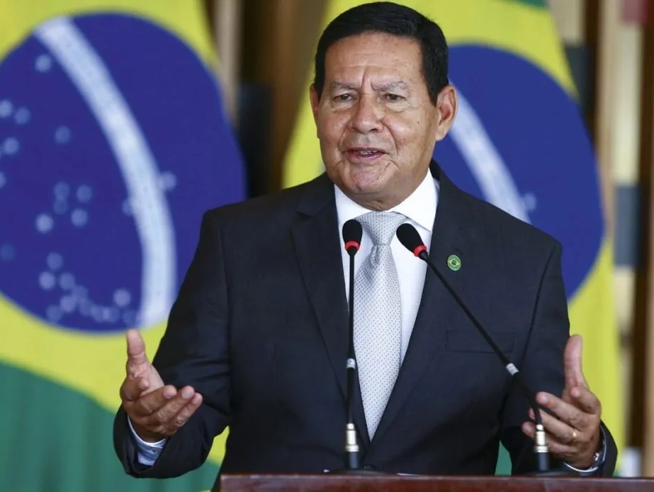 Mourão afirma que Lula quer “estuprar” o orçamento do ano que vem com “licença para gastar”