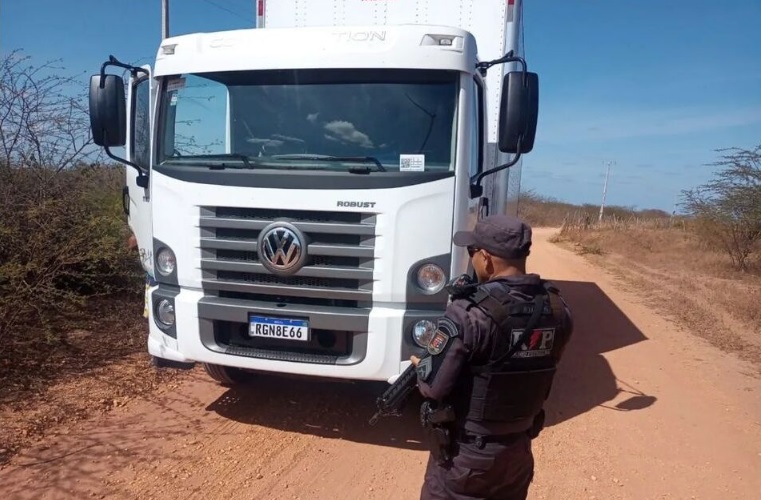 Motorista de caminhão é feito de refém por bandidos armados durante assalto no RN
