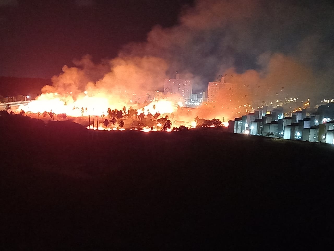 VÍDEO: Incêndio de grandes proporções atinge área ao lado de condomínio em Emaús