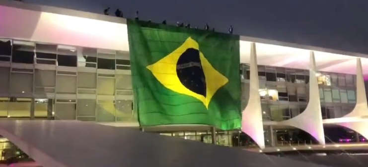 Bolsonaro manda tirar bandeira do Brasil da fachada do Planalto