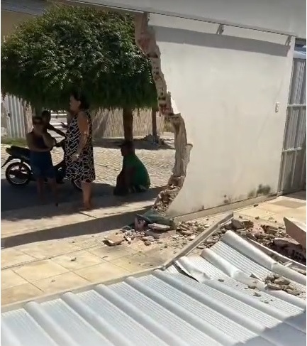 VÍDEO: Criança engata marcha à ré e carro derruba muro de casa no RN