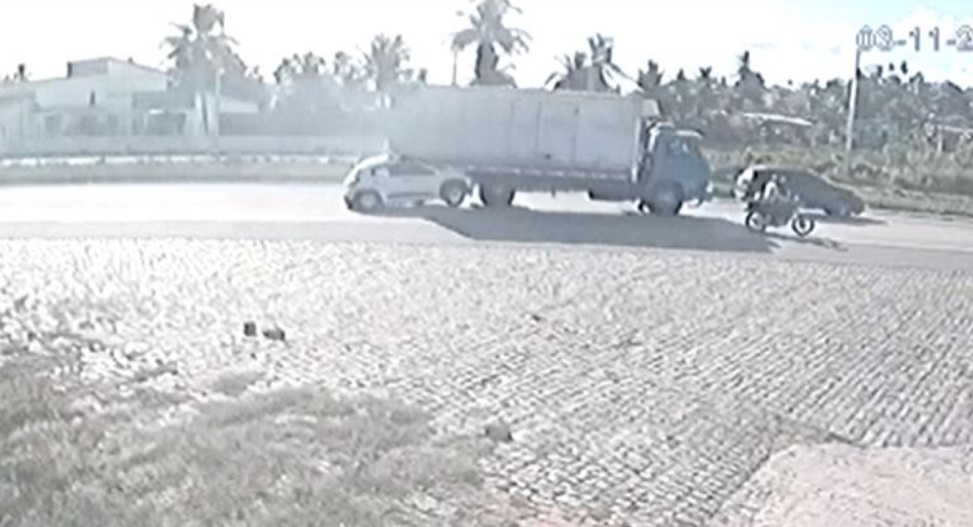 VÍDEO: Carro bate na traseira de caminhão na BR-101 na Grande Natal e motorista fica ferida