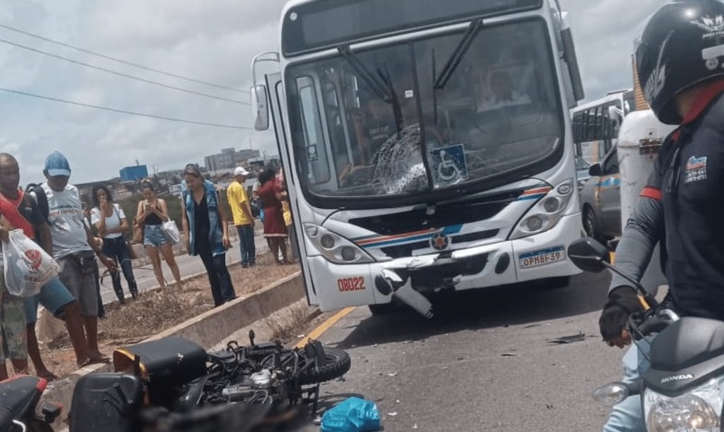 Motociclista morre ao colidir com ônibus na Ponte de Igapó; trânsito está bloqueado