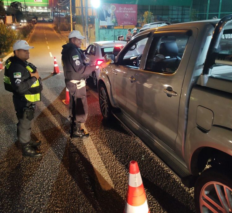 Com passageiros, motorista por aplicativo é preso por embriaguez em Natal