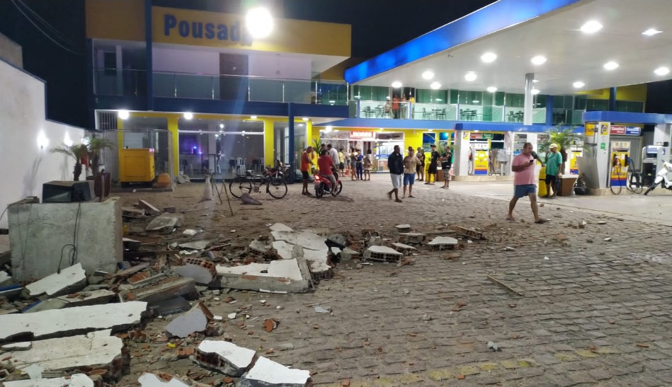 VÍDEO: Criminosos explodem cofre em posto de combustíveis no RN