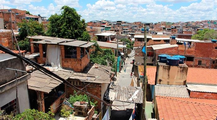 Extrema pobreza do Brasil cai para a mínima histórica em 2020