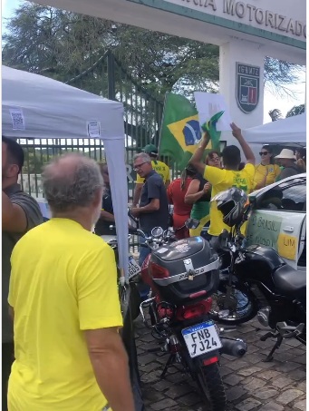 Após uma semana do resultado das eleições, manifestantes continuam em frente a batalhão em Natal