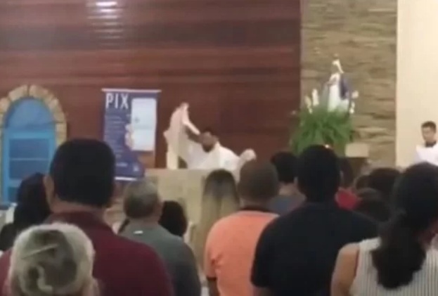 VÍDEO: Padre tira batina e abandona missa após discussão política