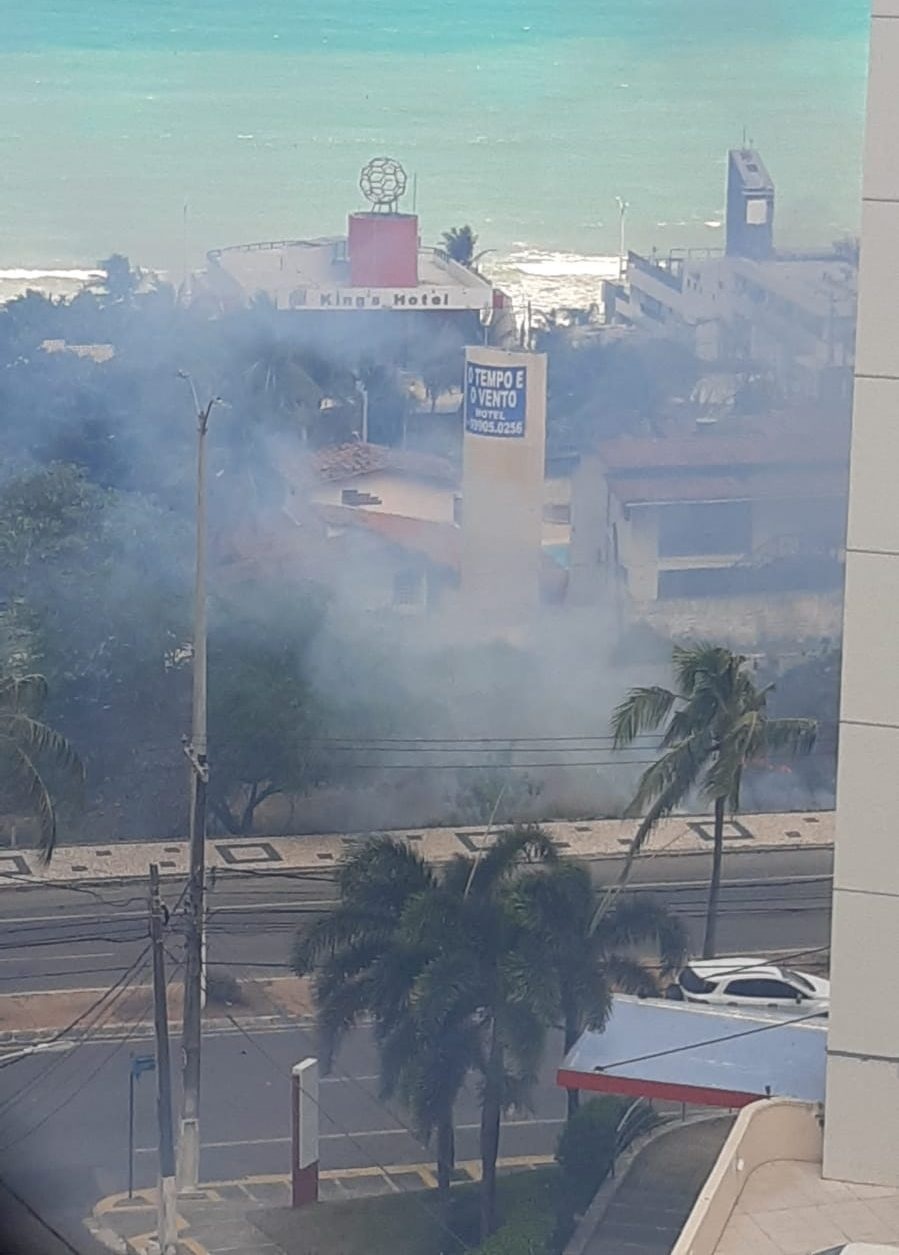 Incêndio atinge terreno em Ponta Negra