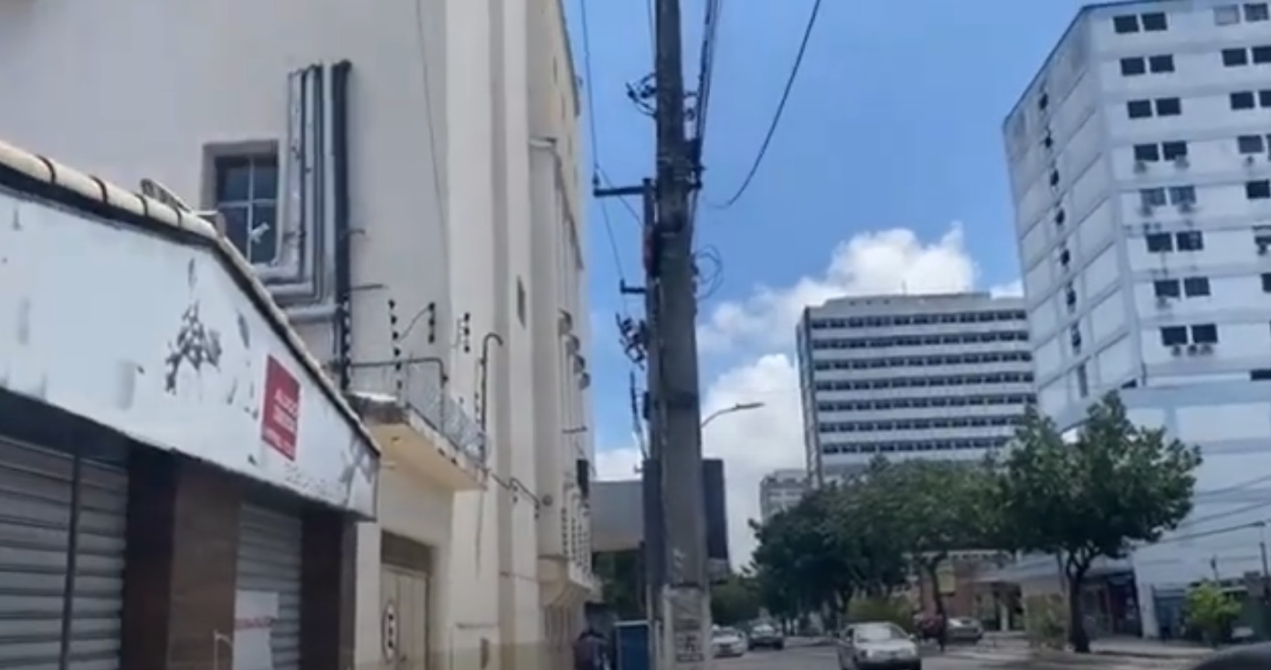 VÍDEO: Roubo de fios causa queda de energia e paralisa comércio no centro de Natal