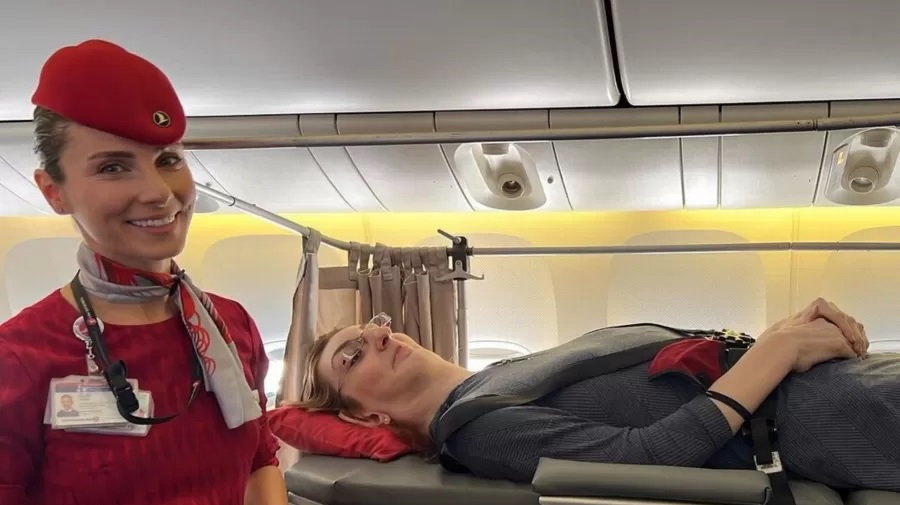 Mulher mais alta do mundo voa pela primeira vez; empresa removeu 6 assentos